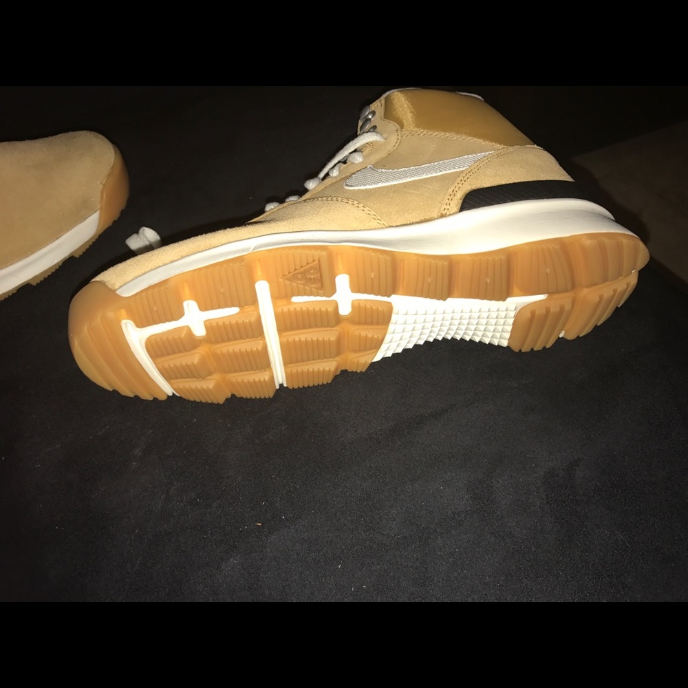 Nike - Picture 3 of 11